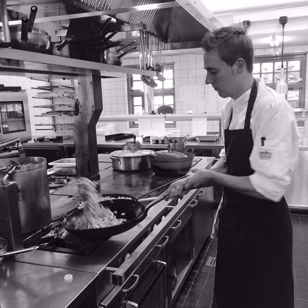 Karpendonk's tweet photo. Actiefoto in de keuken @Karpendonk van Jasper. De gekaramelliseerde amandelen vliegen (bijna) de pan uit! #vooraf http://t.co/BAJRSQtFPC