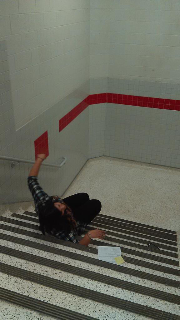 _cierramonique_'s tweet image. When @mayrayan3z falls down through stairs #skippingclass