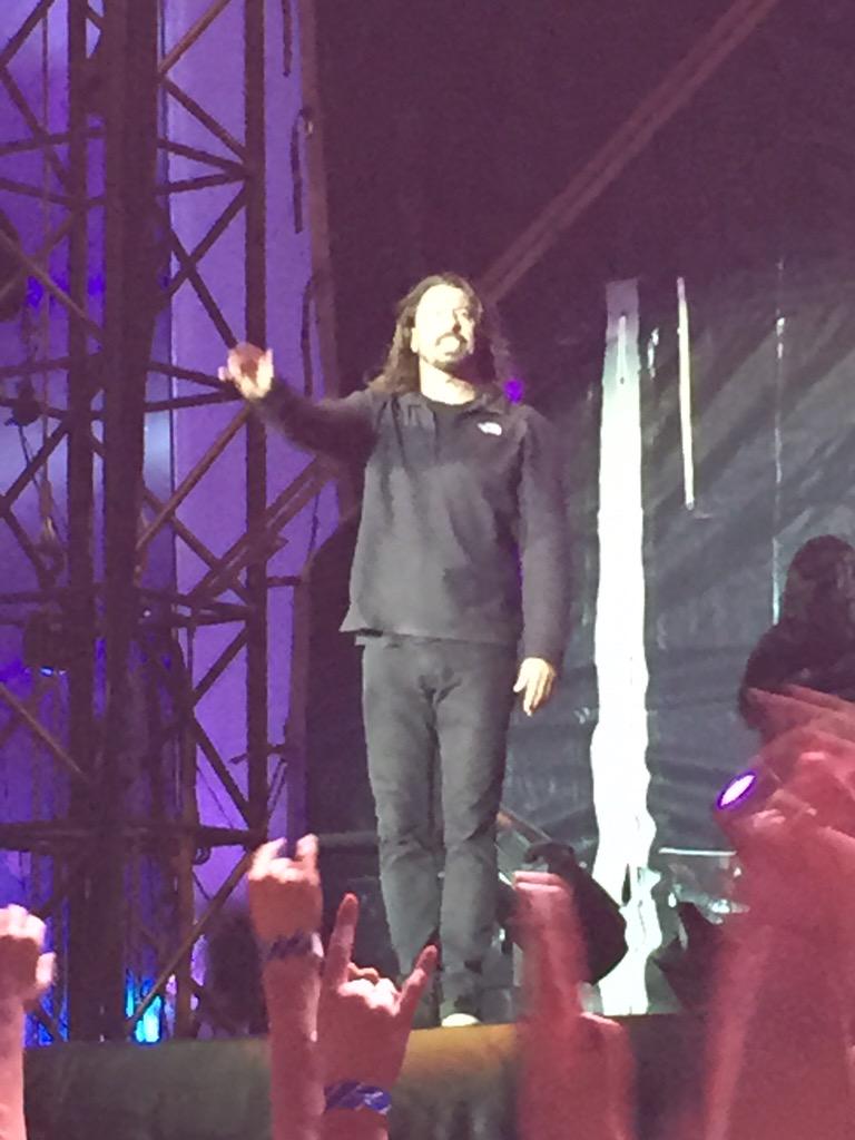 LJP_pearty's tweet photo. This man knows knows how to rock the socks off of a stadium #FoosAtSoL @StadiumOfLight @foofighters http://t.co/szldGob9PW