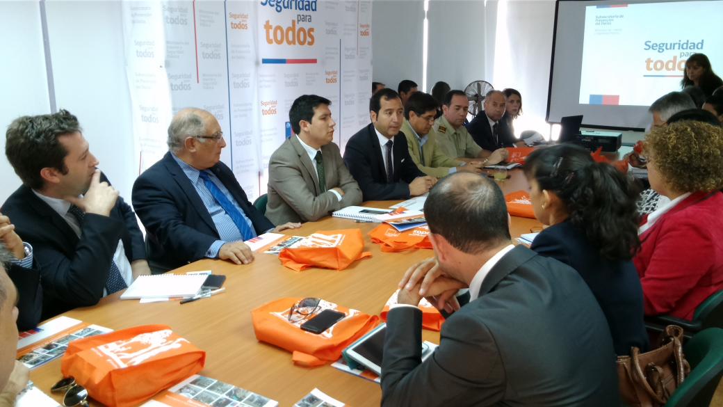 Gore_Tarapaca's tweet photo. Intendente @MitchelCartes encabeza reunión del Consejo Regional de Seguridad Pública, junto a autoridades regionales http://t.co/EiBANRUir3