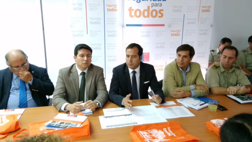 Gore_Tarapaca's tweet photo. Intendente @MitchelCartes encabeza reunión del Consejo Regional de Seguridad Pública, junto a autoridades regionales http://t.co/EiBANRUir3