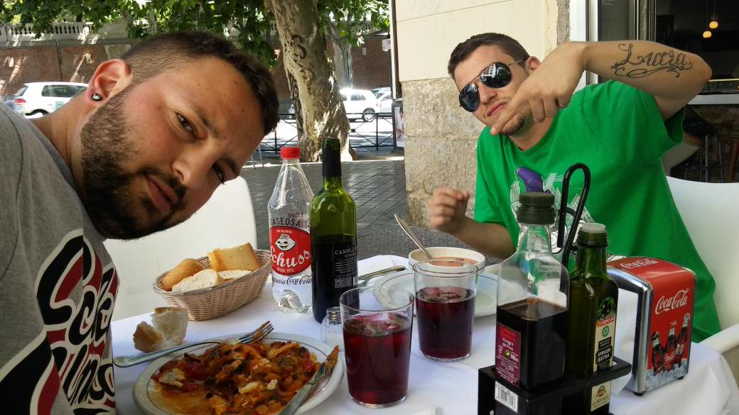 UVE_Rap's tweet photo. Foto postureo con @charlywis comiendo en madrid http://t.co/Hew7naZfa9