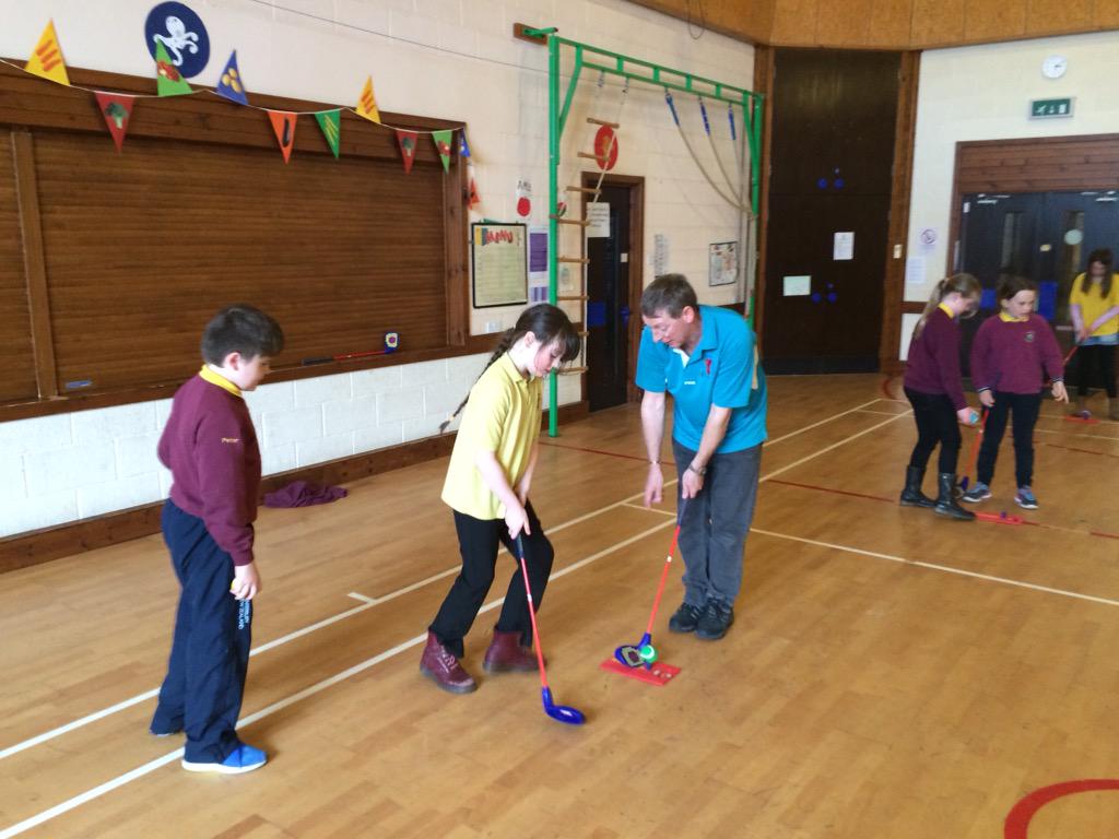 stanprimary's tweet photo. P5 enjoy their introduction to club golf, thanks to the South Ronaldsay Golf Club! http://t.co/X0aezmKf7e