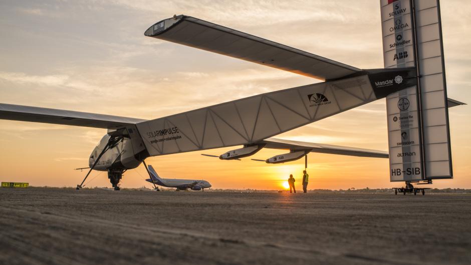 Gyffu_co's tweet photo. #Gyffers "El momento de la verdad"... El #SolarImpulse2 está listo para despegar. http://t.co/sCHiOl10c0 http://t.co/ybHOtCtUZv