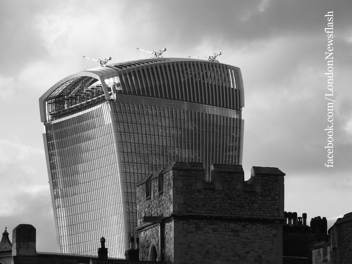 LondonNewsflash's tweet photo. #Architecture Photography Tour, part 16: Old vs. New #ldn #london #toweroflondon #walkietalkie #travel #reise #viaje http://t.co/8J6LrnruNS