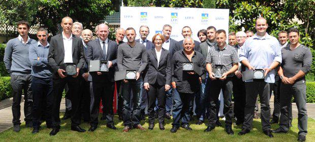 LFPfr's tweet photo. #Ligue1 #Ligue2. Le @PSG_inside et l’@estac_officiel champions aussi des pelouses ! http://t.co/alRzoxcn32 http://t.co/Y4sIXUzQ5f