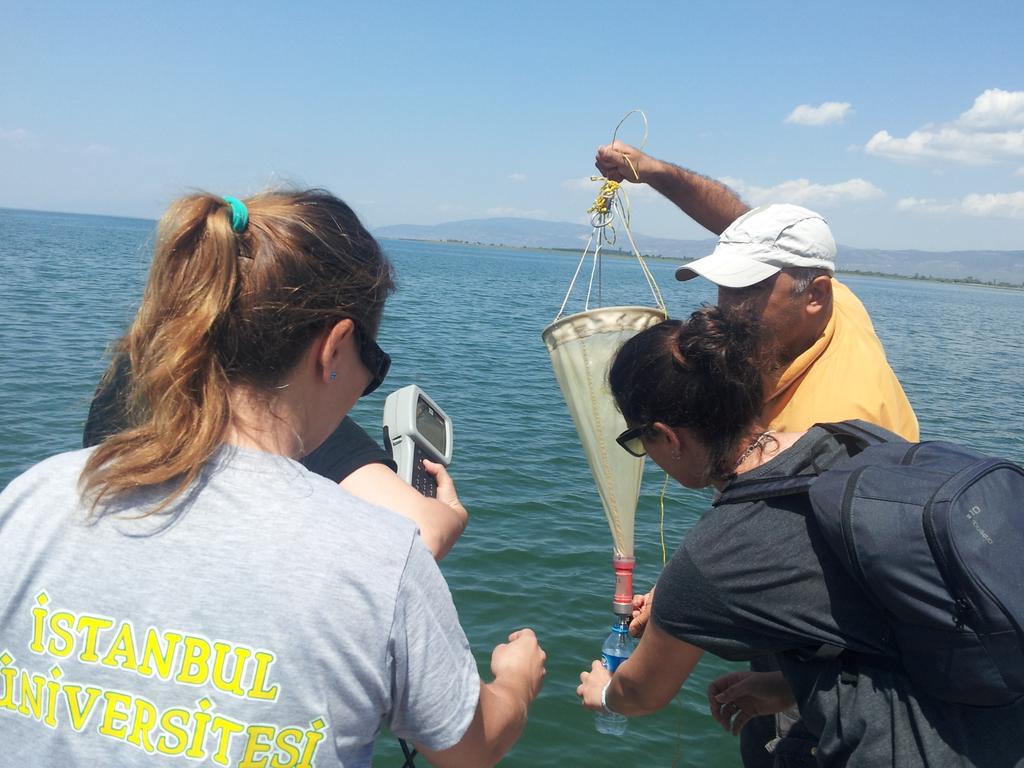 MericAlbay's tweet photo. Limnoloji dersi uygulaması için İznik Gölündeyiz.  Su Ürünleri Mühendisleri kolay yetismiyor. Teşekkürler Üniversitem http://t.co/Qn7JbpCzUd