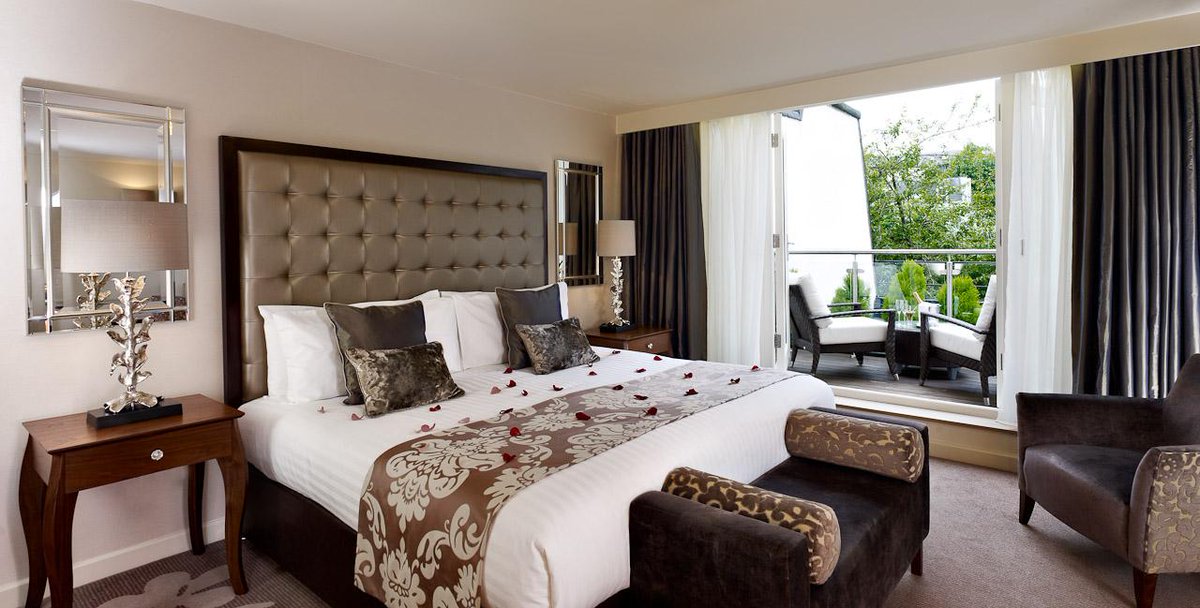 BlakemoreHotel's tweet photo. Happy #TravelTuesday! Who would like to spend summer in our Honeymoon Suite http://t.co/dBl46K9Ycw #honeymoonheaven http://t.co/UzZDTYFawE