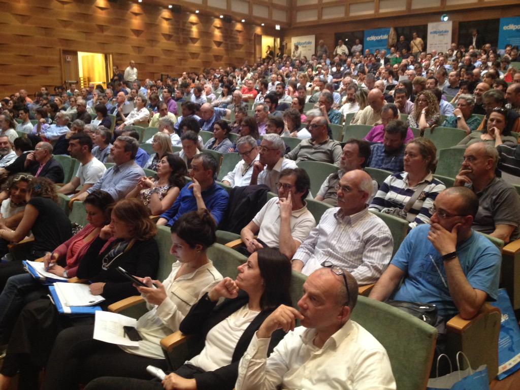 agoraact's tweet photo. @Stoppia ha attaccato molti "post-it" nella testa dei presenti in sala #tuttiattenti #EdilportaleTour2015 http://t.co/NQmVW5ickR