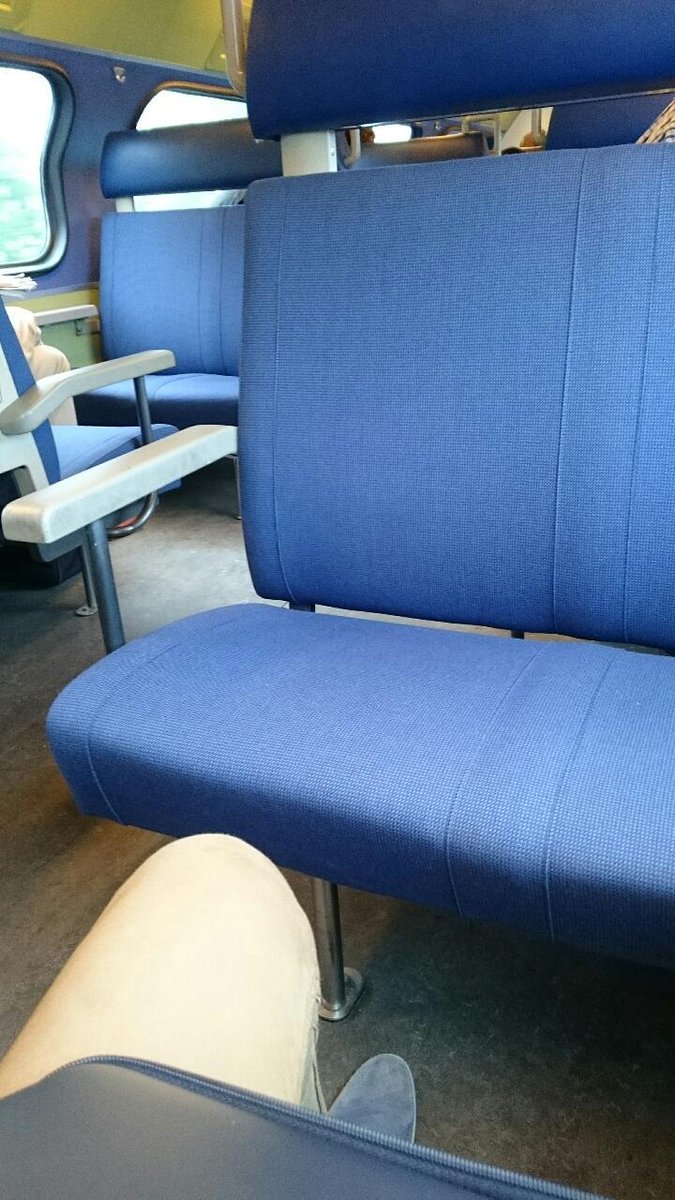 PascalSelles's tweet photo. @NS_online Sorry, maar dit noem ik geen 1e klas. Alles identiek aan 2e klas alleen andere kleur bekleding. #ns #fail http://t.co/3pB7ARMoZW