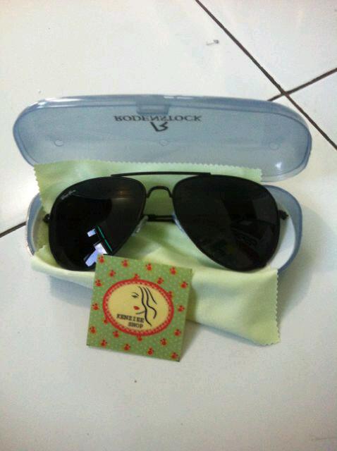 EmmaaLia's tweet photo. Rayban vintage black+case+cleaner only 60.000 » Order: pin » 27695DCE   -  WA » 082220265271 @Iklan24Jam http://t.co/XSvkiE06v8