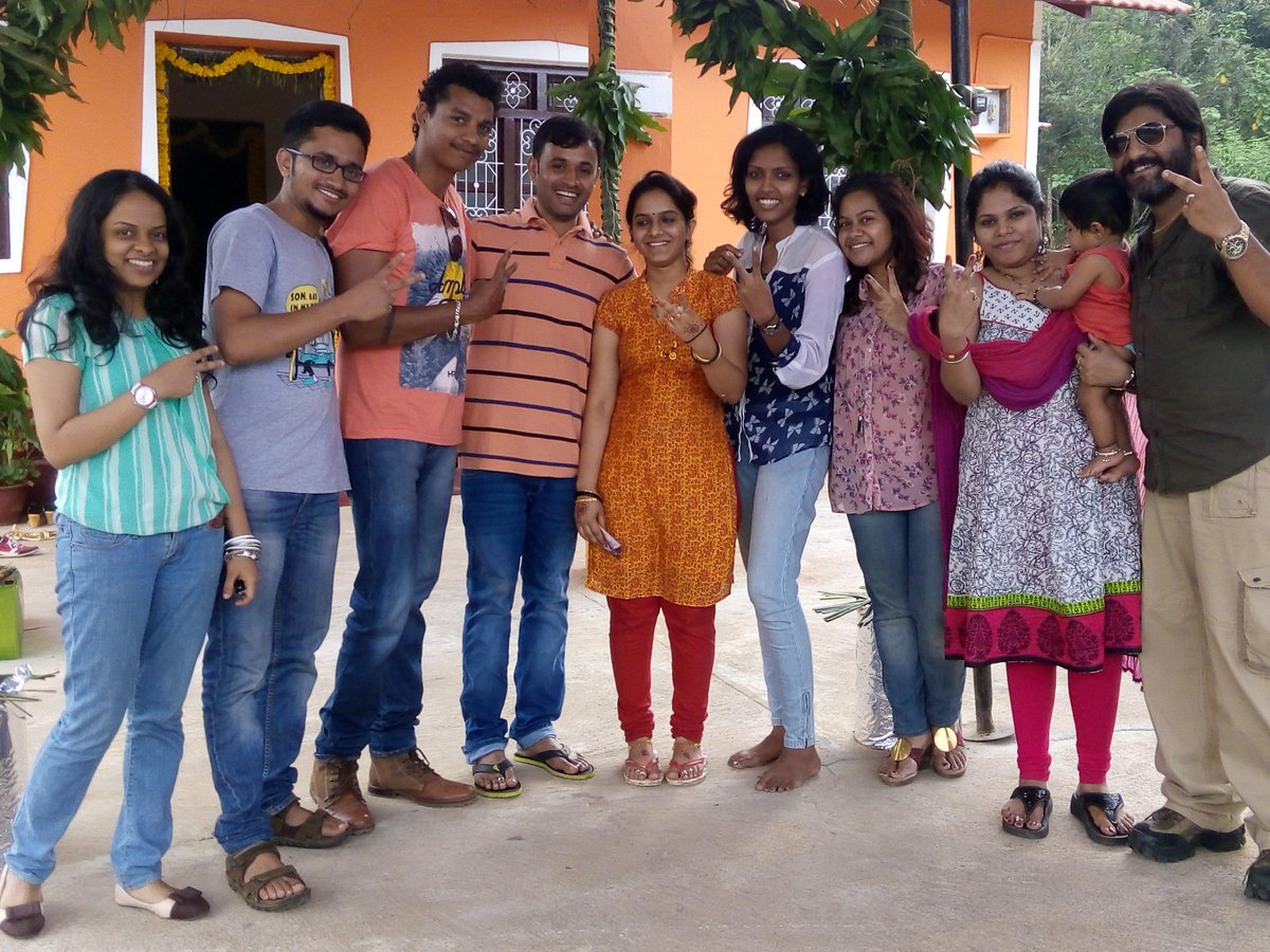 vickeysiva's tweet photo. Varun -----> Arun .... #Happie #Married #Life http://t.co/aB6tx5kp9g