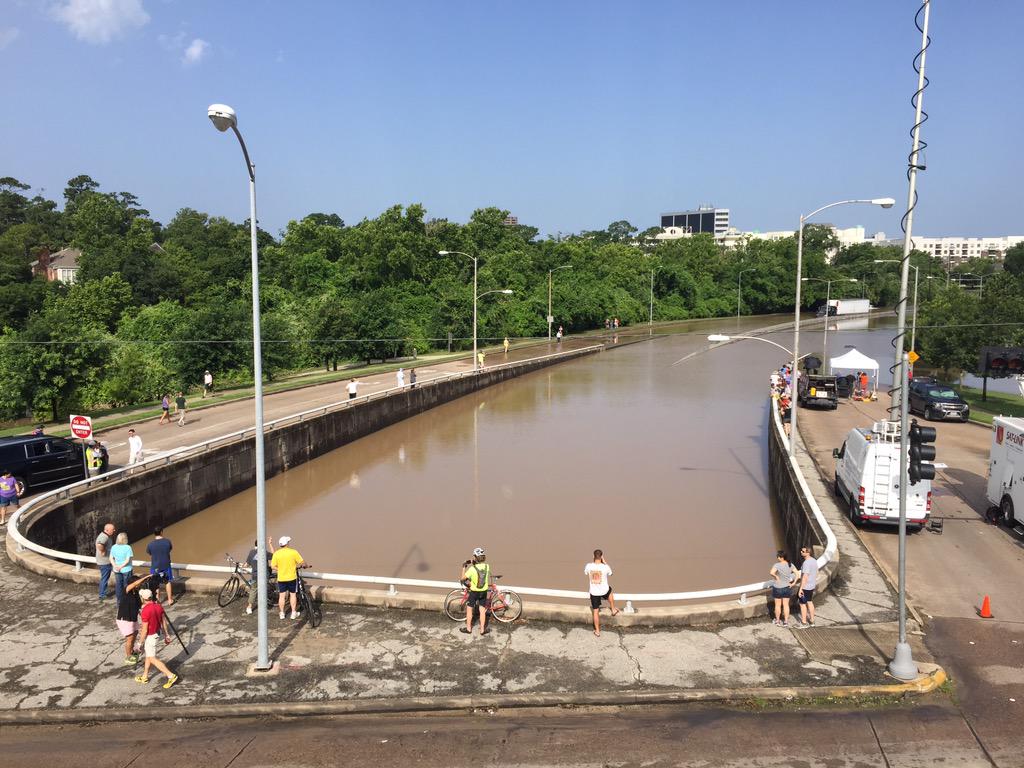lauraisensee's tweet photo. Memorial Drive looks like another bayou http://t.co/1PHrQ60Wma