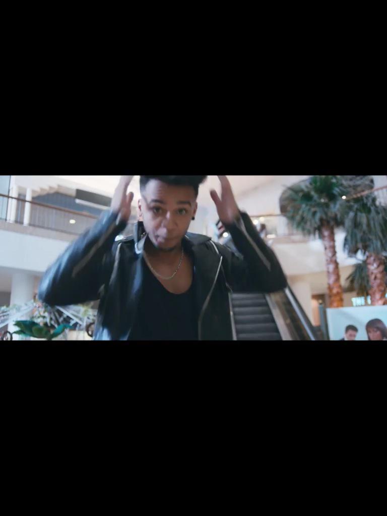 christie_x_x's tweet photo. @AstonMerrygold #GetStupidVideo sooooo good http://t.co/krWKHnR9Dr