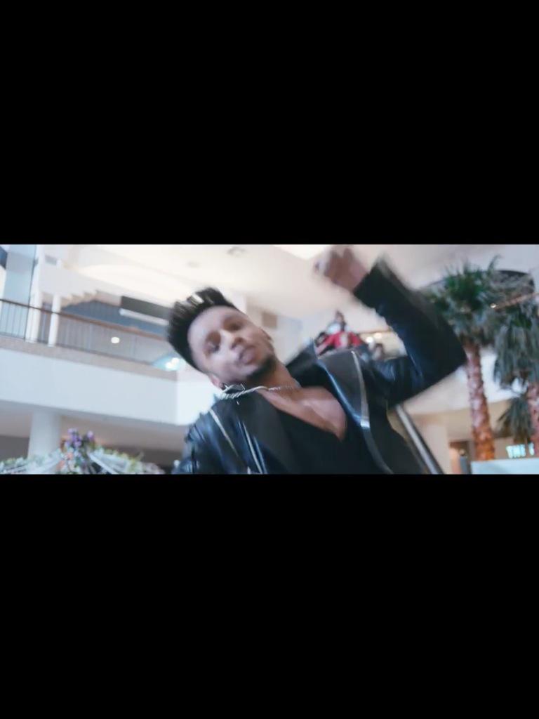 christie_x_x's tweet photo. @AstonMerrygold #GetStupidVideo sooooo good http://t.co/krWKHnR9Dr