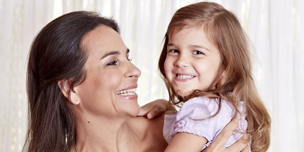 Emol's tweet photo. Australiana continúa amamantando a hija de 6 años. "Dejen que hijo y madre decidan", dice http://t.co/A26oPK0N45 http://t.co/oRsKXkxKyb