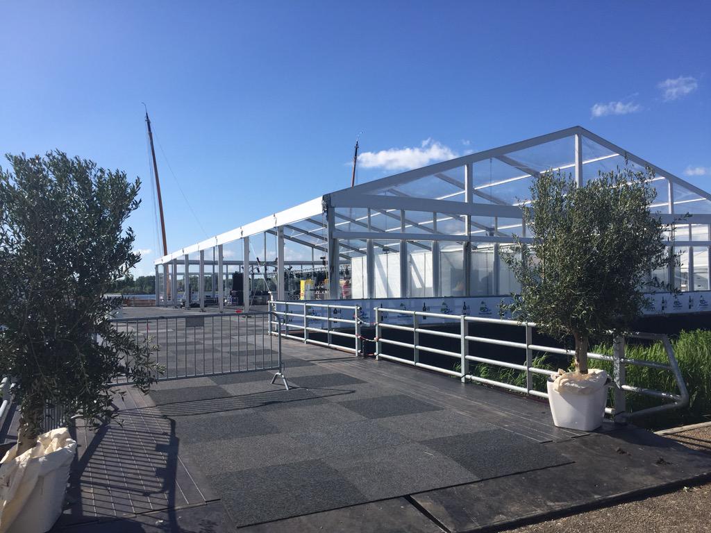 SkutsjeHolland's tweet photo. RT @HansvdLinde: Het enorme tentpaviljoen op ponton in Kralingseplas is gereed! @vdlindecatering http://t.co/tpnOOvYzAb