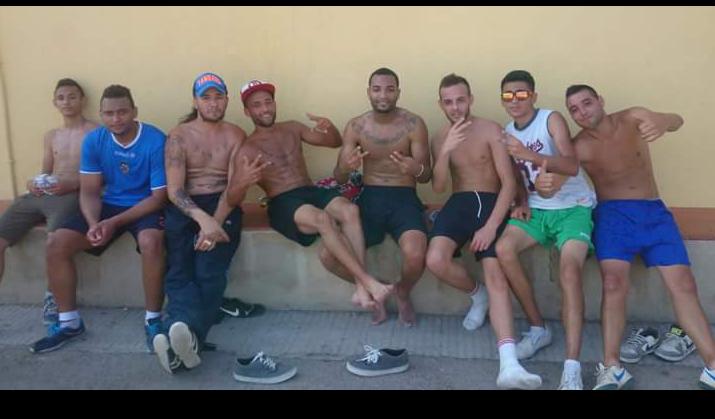 La diferencia entre vosotros y yo es que vosotros tenéis amigos yo tengo camaradas #siyonopudeconmigonopodreisvosotro