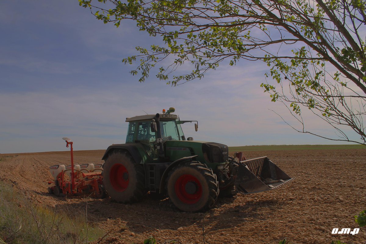 tracoten's tweet photo. Siembra de pipas 2k15. @agrienvillo @AgroCastilla @Agrilerm @agroveca_96 @Miguel_Fontanar @Agrosdemeter @espejo697 http://t.co/NXoxSW8jsz