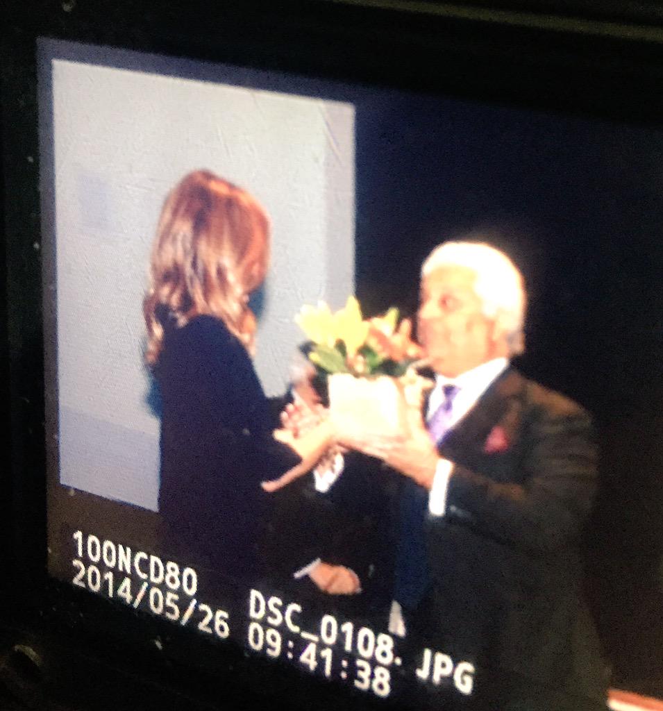 SoledadOnetto's tweet photo. Recibir un premio por el "compromiso social" me llena de energía. Gracias Colegio de RRPP y feliz día! #RRPP http://t.co/6fOOcx1z1H