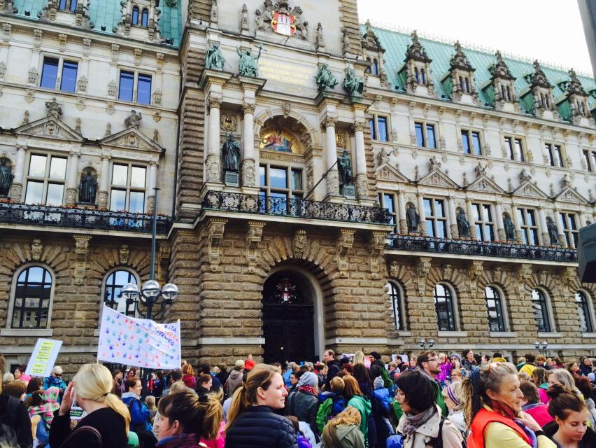 florianguessgen's tweet photo. Eltern sagen dem Bestimmer im Rathaus: Tu' was. #kitastreik http://t.co/HI3idACRh6