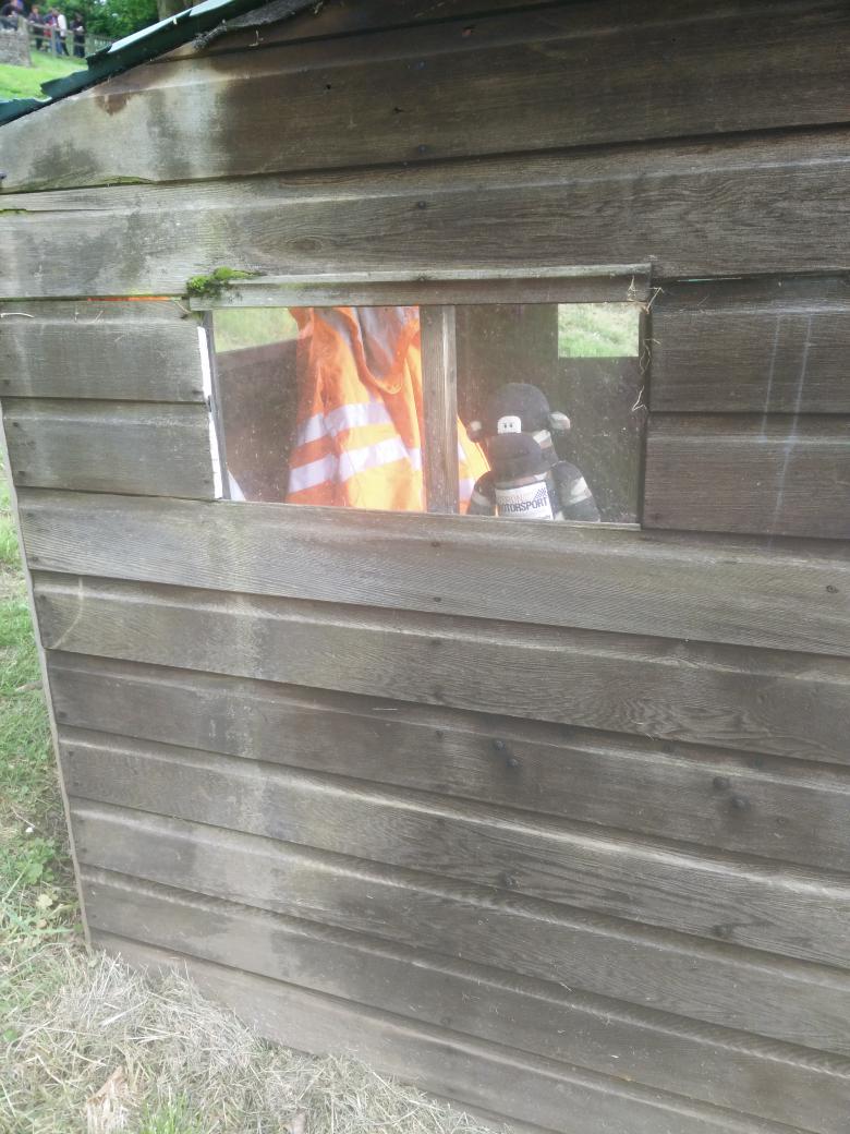 EttoreMonkey's tweet photo. I hid when it rained but I was very importantly over seeing the event from the hut @BOC_Prescott http://t.co/Vo4f2t1bkV
