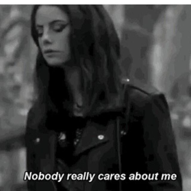 احساسك بالوحده دا مش معناه انك لوحدك بجد بس الي حوليك مش محسسينك بحبهم و اهتممهم :)