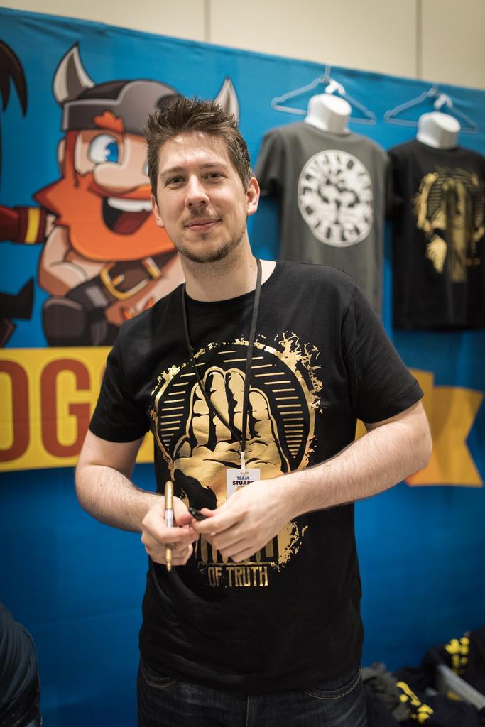 typestatic's tweet photo. Snapped up @djh3max at MCM London Comic Con. It's always a 'pleasure' to shake your #handoftruth! @hat_films http://t.co/ofzJzwlDOj