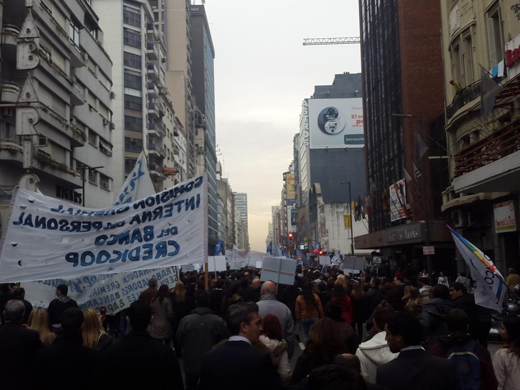 Diegraf's tweet photo. @C5N los bancarios nos movilizamos por av carrientes http://t.co/Z0xqBxb4TX