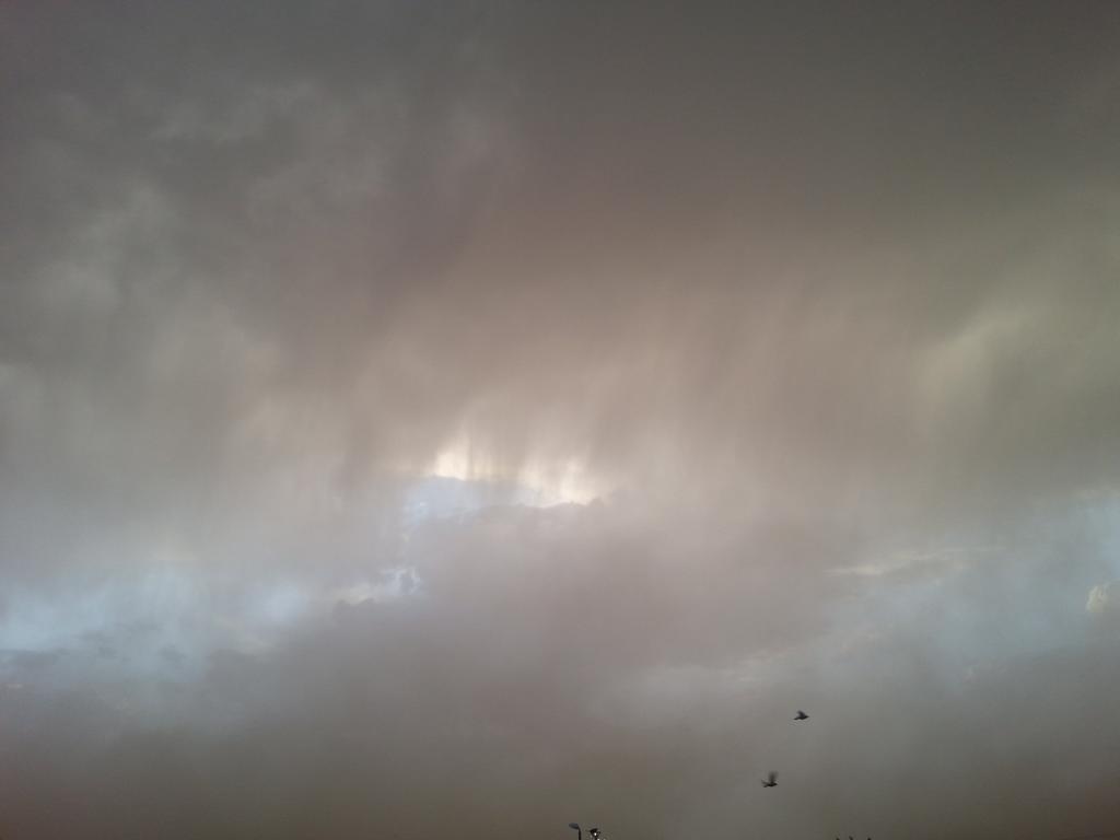 WAyman2015's tweet photo. سحابة رعدية شمال شرق البكيرية الآن # http://t.co/FXYf4W3Df1