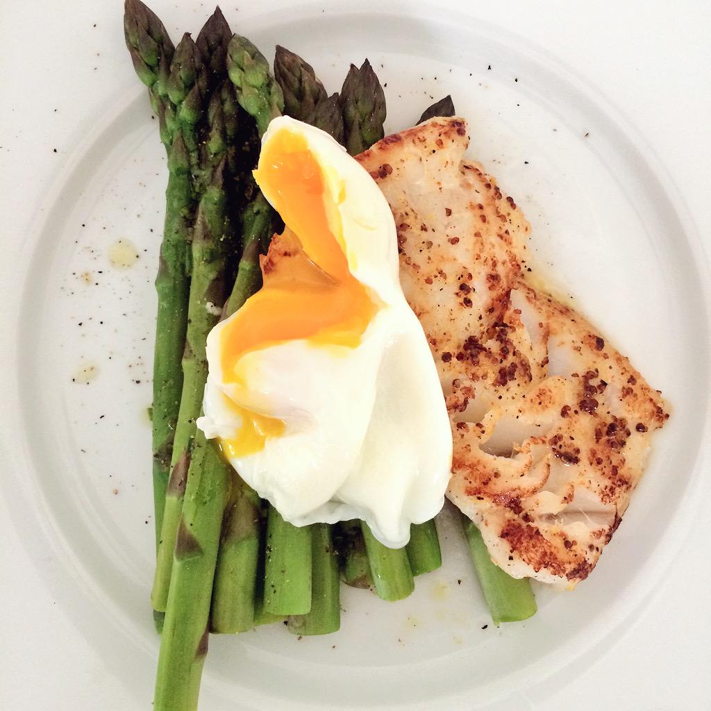 bethowen_pt's tweet image. Pan fried cod on steamed @wykhamp asparagus &amp;amp; a poached egg #SimpleButDelicious #eatclean @StoneBarnFit #protein