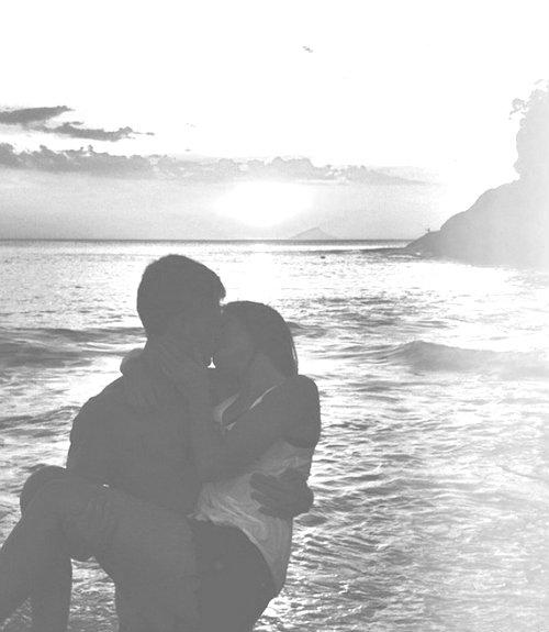 Lupadolce's tweet photo. http://t.co/UUqAixjmCK                                   
#kiss #love #passione #couples #romance http://t.co/4BrZTgh0um