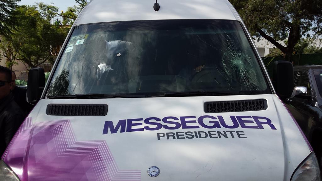 jorgemesseguer's tweet photo. Así quedó el vehículo en el que viajaba, junto con mi esposa @mireyagally y mi equipo de trabajo tras la agresión http://t.co/qzERjK93Ny