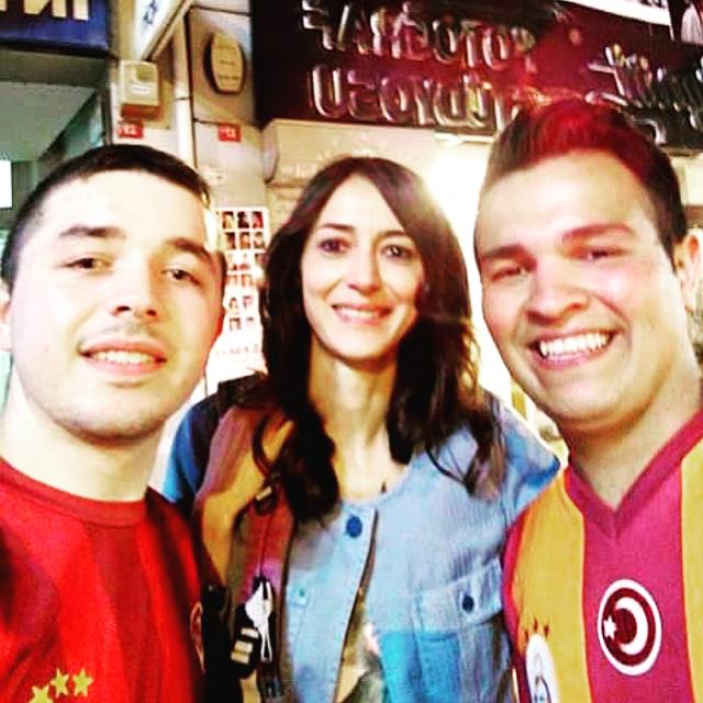 ozlemcinarfan's tweet photo. Cimbomllu güzel:)))) @OzlemcinNar :) arka sokaklar Özlem Çınar http://t.co/PXO66p34gg