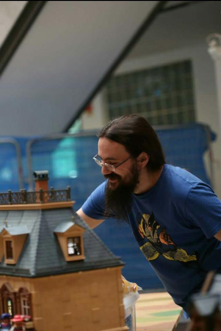 amclicks_'s tweet photo. Nuestro amigo y compañero haciendo de las suyas en el diorama de #albendacos #alcobendas #madrid #amclicks #playmobil http://t.co/tSrTQ7dPE0