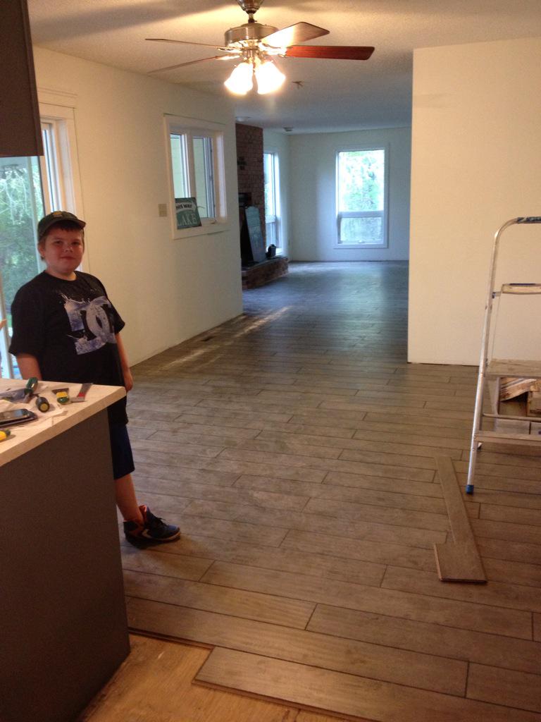 ritz_kelli's tweet image. @HomeDepotCanada before &amp;amp; after- fresh BEHR paint &amp;amp; new Silvery Maple Power Dekor flooring! #homedepot #renovationfun