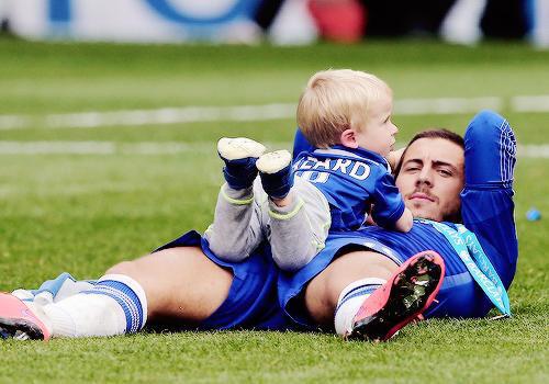 Maliejulieee's tweet photo. อ่อยแรงมาก~~ใจสั่นและหวั่นไหว1000ริกเตอร์ 555555555
#CFCParade #CFC #edenhazard #cfcthai #สู้ถึงที่สุด 💕💕💕 http://t.co/R4aw4aCrkR