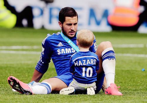 Maliejulieee's tweet photo. อ่อยแรงมาก~~ใจสั่นและหวั่นไหว1000ริกเตอร์ 555555555
#CFCParade #CFC #edenhazard #cfcthai #สู้ถึงที่สุด 💕💕💕 http://t.co/R4aw4aCrkR