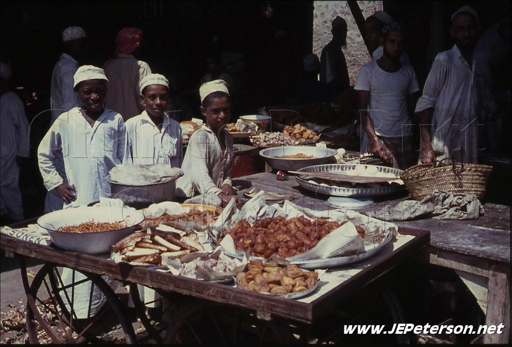 g_t9t's tweet photo. صورة قديمة : أولاد يبيعون ��لحلوى في سوق مطرح عام 1967م
#سلطنة_عمان قديمآ http://t.co/BohpDwAWSP