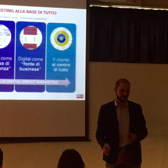 Hubstrat's tweet photo. L'esperienza del cliente è al centro di tutto, lì si genera valore #FiloTalk @FiloBlu http://t.co/UoDDF5zmkn