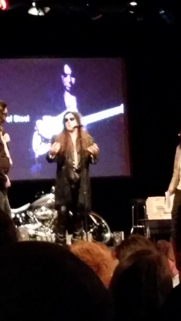 MsSchon's tweet photo. Bästa urringningen för dagen står Yngwie för 😎👍 #vfm15 #StarRepublic http://t.co/JaK5F1pamN