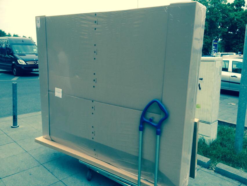 mtobiasw's tweet photo. Da steht man auf einmal vor nem Riesen #Ikea http://t.co/u2hF4iPCes