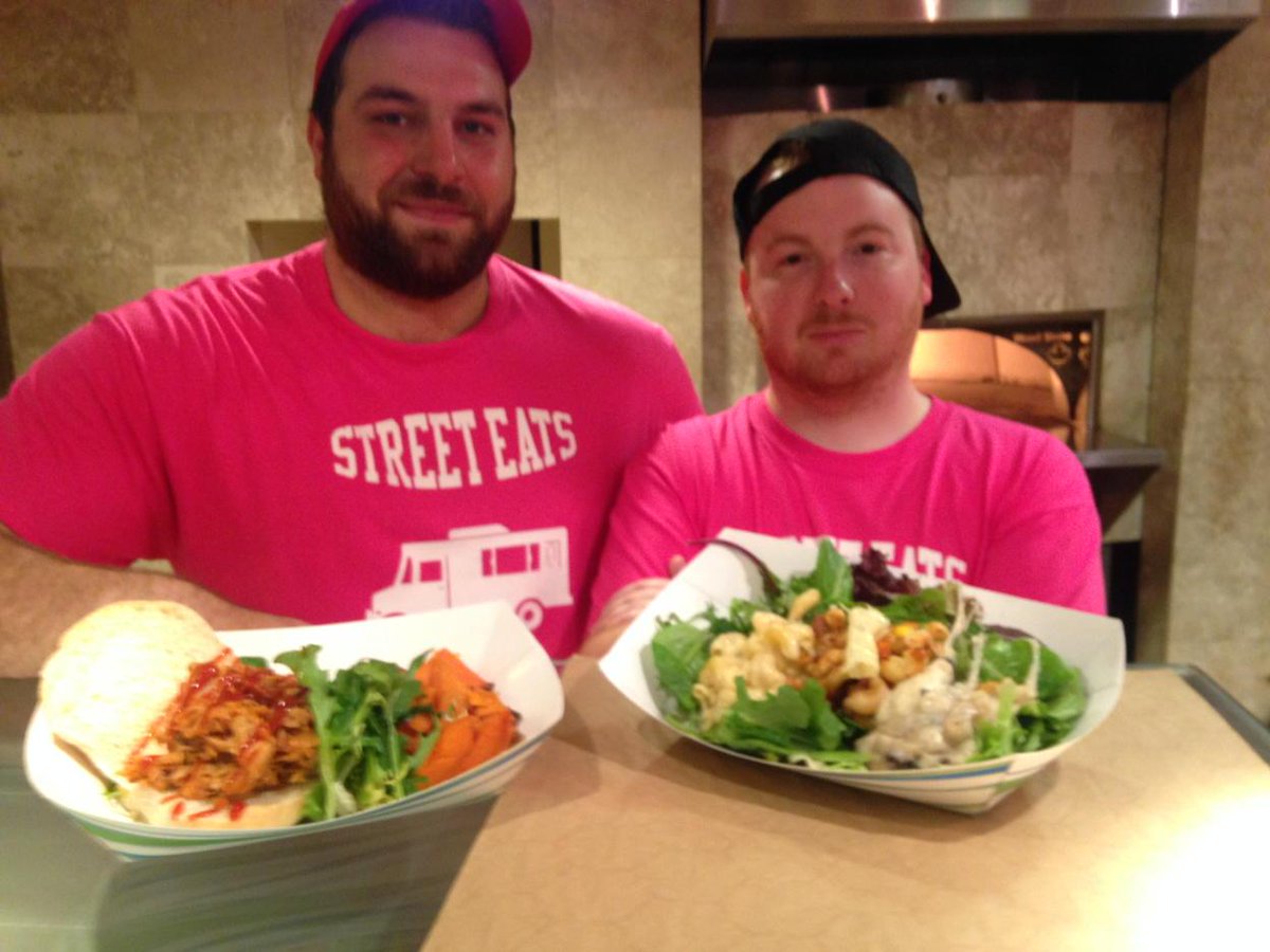 CafeMacblock's tweet photo. #streeteats Bros presenting their signature pulled pork and Mac and cheese 3 ways http://t.co/WJvpBzWr4M
