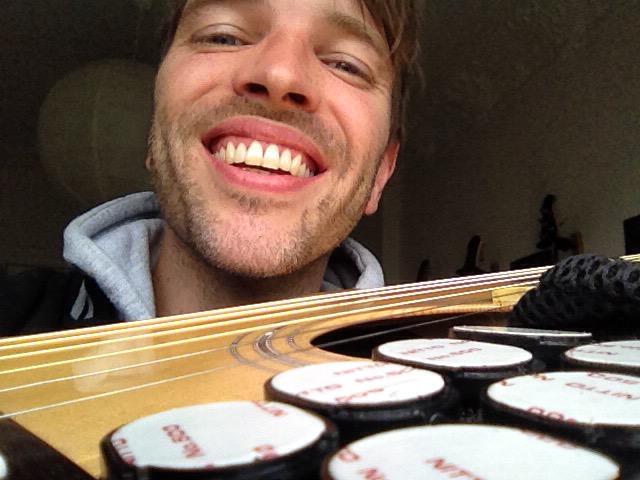 Pensen_Paletti's tweet photo. Hi Friends! Me &amp; my #BummGuitar are working on new video-material. Greetings from the rehearsal room! http://t.co/iuyPTiLhYb