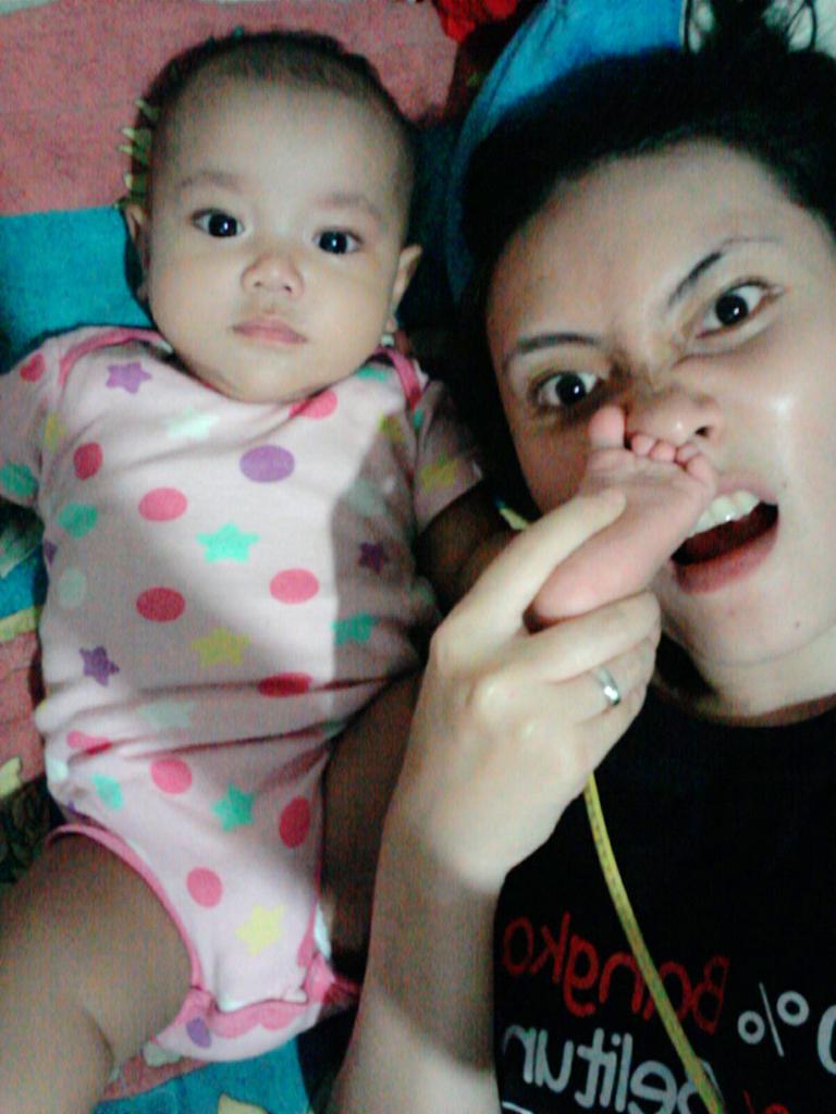 skylansky's tweet photo. Ponakan gue si Keju ini lucu bgt, diapa2in diem aja.. kakinya di masukin ke idung juga diem aja. GEMEZZz http://t.co/X8ckijTNnV