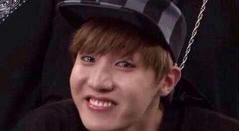 kpoplooks's tweet photo. Selena Gomez and BTS' J-Hope http://t.co/0Sv8N1LdXr