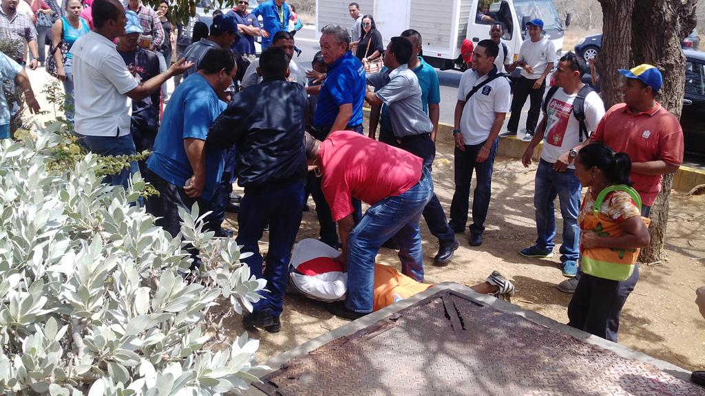 yercafonse10's tweet photo. Agarrarón a delincuente que robo a muchacha en las Virtudes #Puntofijo http://t.co/IZBl2swBKz