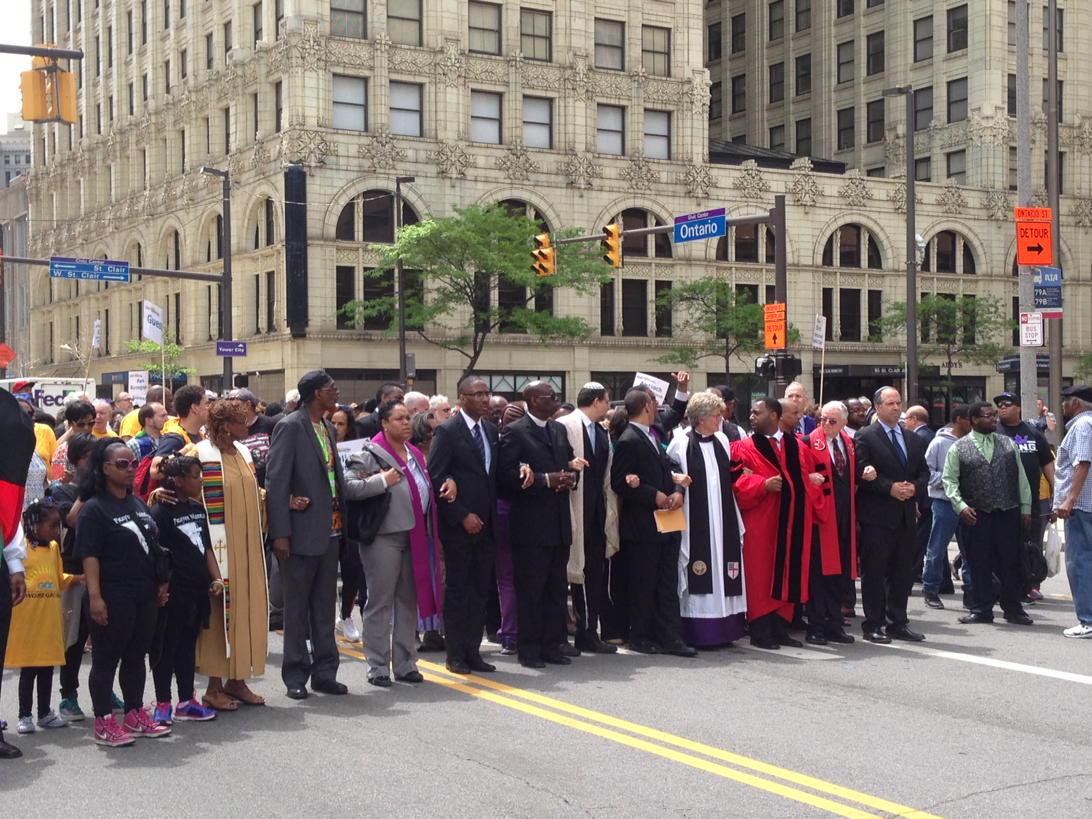 AdamFerrise's tweet photo. Now heading toward front of Cleveland Police Headquarters #CLEprotests http://t.co/qz2gfmPWDo