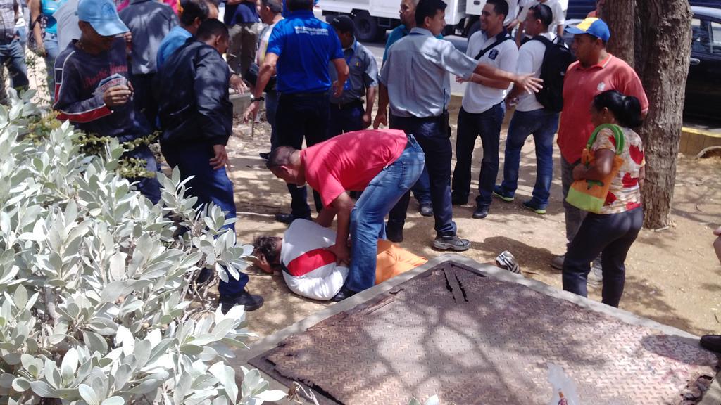 yercafonse10's tweet photo. Agarrarón a delincuente que robo a muchacha en las Virtudes #Puntofijo http://t.co/IZBl2swBKz