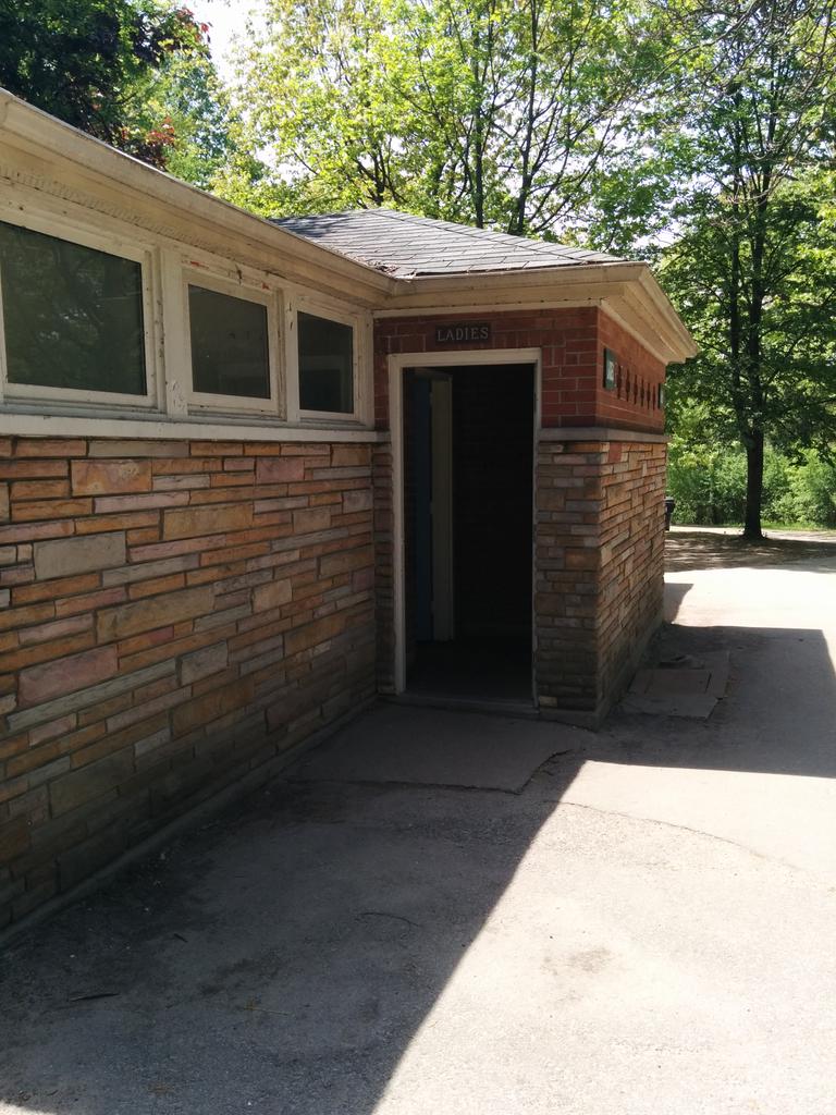 realsackedlunch's tweet image. Would literally rather pee in the bushes, step it up #highpark #peeproblems